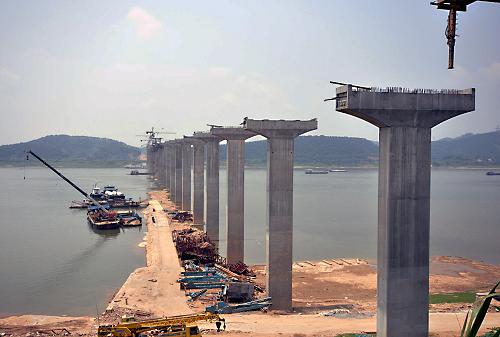 8月24日拍攝的建設(shè)中的廣東封開西江大橋。新華社發(fā)(韋石明 攝)