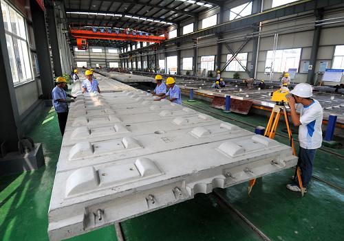 8月25日,中鐵十局嘉興軌道板場的技術(shù)人員正在查驗(yàn)下線完工的首批軌道板。當(dāng)日,滬杭高鐵首批80多塊軌道板在中鐵十局嘉興軌道板場的第一條生產(chǎn)線上下線完工。滬杭鐵路CRTSⅡ型無砟軌道板為單向先張預(yù)應(yīng)力砼預(yù)制板,板長6.45米,寬2.5米,厚0.2米,每塊板約重9噸。該板是目前世界生產(chǎn)工藝最先進(jìn)的鐵路軌道板,能保證高速列車以300多公里的時(shí)速平穩(wěn)運(yùn)行。 新華社記者 徐昱 攝