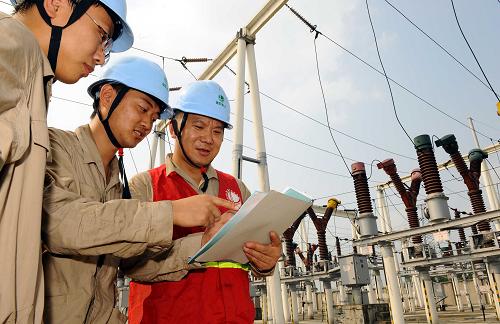 8月25日,國(guó)家電網(wǎng)四川省德陽(yáng)市電業(yè)局變電檢修中心的楊沛東(中)與同事在德陽(yáng)土塘變電站進(jìn)行設(shè)備檢查。新華社記者 陳凱 攝