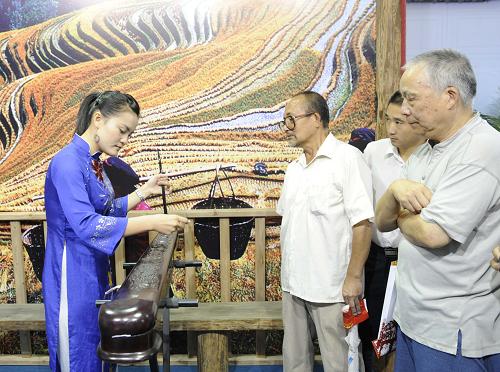 8月26日,觀眾在廣西壯族自治區(qū)成就展上觀看京族獨弦琴表演。 新華社記者 陳樹根 攝