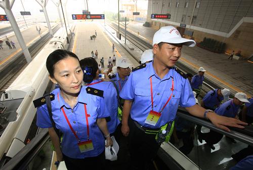 8月26日,鐵路系統(tǒng)的先進(jìn)模范代表在天津火車站參觀。新華社記者 李明放 攝