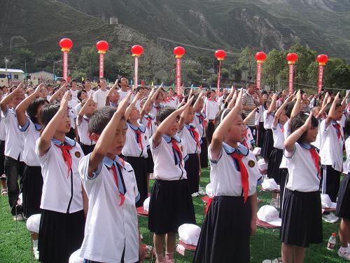 8月27日,汶川縣的少先隊員們在廣東援建汶川16所學(xué)校移交鑰匙儀式上。 新華社記者 肖思思 攝
