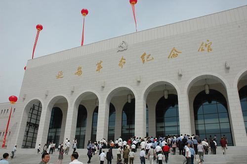 8月28日,參觀者步入新建成的紀(jì)念館大門。當(dāng)日,全國(guó)愛(ài)國(guó)主義教育示范基地“一號(hào)工程”延安革命紀(jì)念館新館正式對(duì)外開(kāi)放。在老館原址上修建的新館總面積29870平方米,布展面積10677平方米。展覽通過(guò)大量珍貴的歷史照片、文物,多角度、全方位地展示了黨中央和毛澤東主席在延安領(lǐng)導(dǎo)中國(guó)革命的13年光輝歷史。免費(fèi)開(kāi)放的新館投入使用后將進(jìn)一步提升延安作為全國(guó)愛(ài)國(guó)主義、革命傳統(tǒng)、延安精神三大教育基地的教育功能。新華社記者 都紅剛 攝