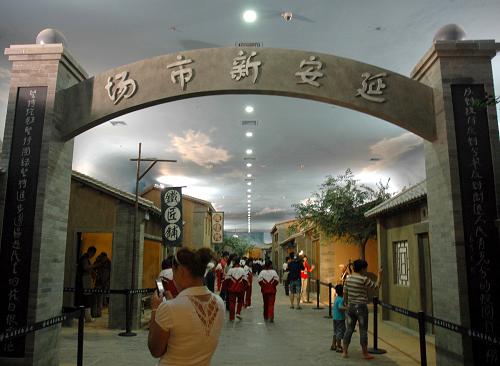 1939年建設(shè)的延安新市場(chǎng)被復(fù)原在紀(jì)念館內(nèi)(8月28日攝)。新華社記者 都紅剛 攝