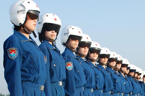 空中女飛行員梯隊(duì)成員列隊(duì)(7月14日攝)。2009年的國慶,天安門上空將出現(xiàn)一抹靚麗的色彩:空軍首批戰(zhàn)斗機(jī)女飛行員將首次代表中國空軍女飛行員駕駛國產(chǎn)戰(zhàn)斗機(jī)參加空中受閱。 新華社記者 孫茂慶 攝