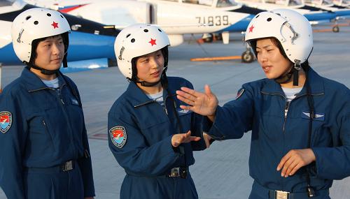 空中女飛行員梯隊(duì)三個(gè)中隊(duì)長機(jī)在研究編隊(duì)飛行技術(shù)(7月14日攝)。新華社記者 王建民 攝