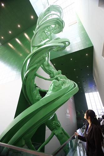 9月16日,參觀者在中國科學(xué)技術(shù)館新館觀賞高47米的不銹鋼噴漆雕塑“生命螺旋”。 新華社記者 李明放 攝