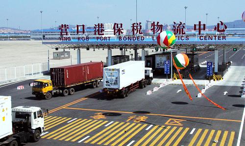 9月16日,裝載集裝箱運輸車輛正在接受驗收并通過遼寧營口港保稅物流中心。當(dāng)日,經(jīng)國家海關(guān)總署、財政部、國家稅務(wù)總局、國家外匯管理局聯(lián)合驗收,我國第一個在港區(qū)內(nèi)設(shè)立的保稅物流中心——營口港保稅物流中心正式封關(guān)運營。營口港保稅物流中心距碼頭前沿只有600米,具有通關(guān)便利、物流周轉(zhuǎn)快捷、成本最低等特點。新華社記者 王永卓 攝