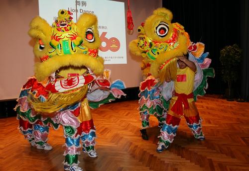 9月26日,表演者在芬蘭赫爾辛基舉行的晚會(huì)上表演獅子舞。當(dāng)天,350余名在芬蘭學(xué)習(xí)的中國(guó)留學(xué)生和學(xué)者在赫爾辛基舉行文藝晚會(huì),慶祝中華人民共和國(guó)成立六十周年。 新華社記者 趙長(zhǎng)春 攝