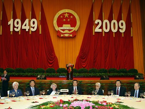 9月27日晚,中國(guó)政府在北京人民大會(huì)堂宴會(huì)廳舉行盛大的外國(guó)專家國(guó)慶招待會(huì)。中共中央政治局常委、國(guó)務(wù)院副總理李克強(qiáng)出席并致辭。 新華社記者 劉衛(wèi)兵 攝