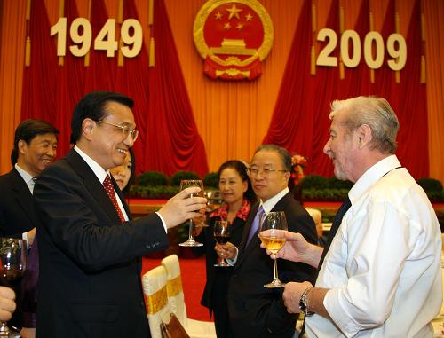 這是李克強(qiáng)在招待會(huì)上與外國(guó)專家親切交談。新華社記者 劉衛(wèi)兵 攝