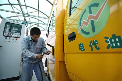 10月28日,工作人員正在為一輛電動汽車充電。近日,國內(nèi)首座電動汽車充電站——漕溪電動汽車充電站通過驗收。位于上海市徐匯區(qū)的漕溪電動汽車充電站總投資508萬元,占地面積400平方米,設有包括4個臨街路邊充電車位在內(nèi)的9個充電車位,充電站能夠滿足各類電動車輛充電需求。目前,充電站首先為上海市政府班車、社會電動公交車、上海電力公司移動式營業(yè)廳、電力工程車等電動汽車提供充電服務,暫不對社會車輛開放。新華社記者 裴鑫 攝