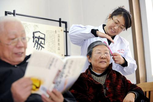 10月28日,沈陽市凱旋社區(qū)的日間照料站工作人員正在給老人梳頭。沈陽市新建的100個(gè)社區(qū)示范性老年人日間照料站日前全部落成并向老年人開放。目前沈陽市老人日間照料站已達(dá)414個(gè),每天能照顧1.9萬老年人。沈陽市今年新建的100個(gè)示范性日間照料站,每個(gè)面積約200平方米,并有100平方米以上具有文化娛樂、康復(fù)訓(xùn)練功能的活動中心和10平方米以上休息室,有1至2名養(yǎng)老服務(wù)公益性崗位人員,站里有衛(wèi)生保健所、老年飯桌和供暖設(shè)施等。社區(qū)老人們可以在日間照料站開展豐富多彩的交流和學(xué)習(xí)、娛樂活動。新華社發(fā)(楊新躍 攝)