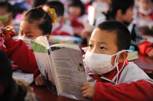 11月2日,延安市北關(guān)小學(xué)的孩子們戴著口罩上課。隨著天氣轉(zhuǎn)冷,近期甲型H1N1流感疫情呈現(xiàn)快速上升趨勢,陜西省延安市各中小學(xué)在校園里大力普及流感防治知識,加強疫情監(jiān)測,及時跟蹤和掌握疫情,教育學(xué)生提高自我保護意識和能力,防范甲型H1N1流感在學(xué)校內(nèi)的暴發(fā)流行。新華社記者 陶明 攝
