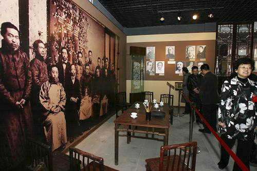 11月13日,觀眾在中國南社紀念館參觀。新華社發(fā)(徐志強 攝)