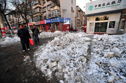 按太原市要求,各單位應(yīng)當(dāng)“自掃門(mén)前雪”,但這家服務(wù)機(jī)構(gòu)門(mén)口的冰雪“塹壕”仍然壯觀(11月17日攝)。11月10日至12日,太原市出現(xiàn)有氣象資料記載以來(lái)最大的降雪。5天時(shí)間過(guò)去了,盡管機(jī)關(guān)干部帶頭除雪、環(huán)衛(wèi)工人晝夜鏟冰,但部分街道至今仍然冰封雪蓋,給群眾生活和出行帶來(lái)不便,影響道路交通秩序,造成安全隱患。新華社記者 王存理 攝