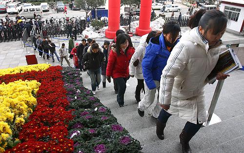 11月18日,高校畢業(yè)生們走進(jìn)河南省人力資源市場的招聘大廳。近日,河南省人力資源市場啟動為期兩周的“高校畢業(yè)生就業(yè)服務(wù)周”活動?;顒又荚谙?009年未就業(yè)高校畢業(yè)生、參加“三支一扶”及各項(xiàng)引導(dǎo)和鼓勵高校畢業(yè)生面向基層就業(yè)項(xiàng)目期滿未就業(yè)人員免費(fèi)提供就業(yè)推薦、就業(yè)服務(wù)、政策咨詢等全方位服務(wù)。新華社記者 王頌 攝