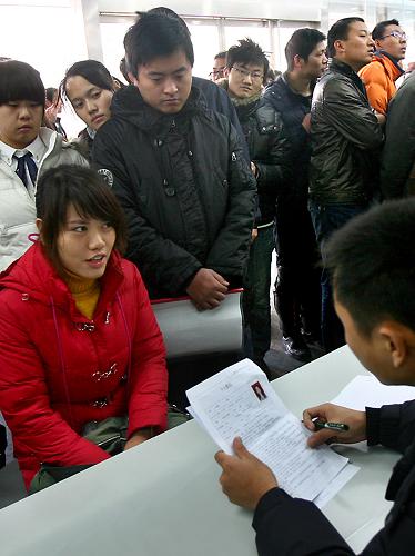 11月18日,一名高校畢業(yè)生在與招聘人員交流。新華社記者 王頌 攝