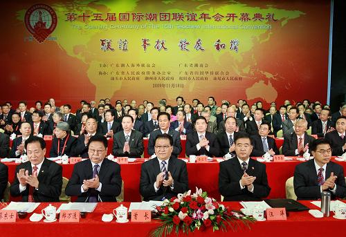 11月18日,第十五屆國(guó)際潮團(tuán)聯(lián)誼年會(huì)在廣州中山紀(jì)念堂開(kāi)幕。中共中央政治局常委李長(zhǎng)春出席開(kāi)幕式,并在開(kāi)幕前會(huì)見(jiàn)與會(huì)代表。新華社記者 龐興雷 攝