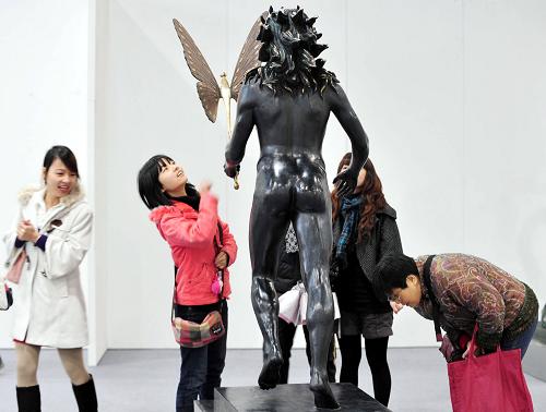 11月19日,參觀者在第十二屆西湖藝術(shù)博覽會上欣賞一件雕塑作品。新華社發(fā)(李忠 攝)