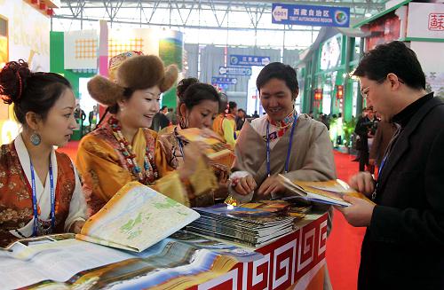 11月19日,一位客商在中國國際旅游交易會(huì)的西藏自治區(qū)展臺(tái)前咨詢。當(dāng)日,為期4天的2009中國國際旅游交易會(huì)在云南昆明市國際會(huì)展中心開幕,90多個(gè)國家和地區(qū)的展團(tuán)亮相于此。中國國際旅游交易會(huì)是目前亞洲地區(qū)最大規(guī)模的綜合性旅游展會(huì)。新華社發(fā)(梁志強(qiáng) 攝)