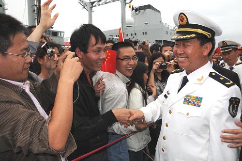 12月3日,在秘魯最大的港口卡亞俄,中國海軍北海艦隊副司令員王福山少將(前右)與前來迎接中國海軍艦艇編隊來訪的華人華僑握手。由海軍北海艦隊副司令員王福山少將率領的、由“石家莊”號導彈驅逐艦和“洪澤湖”號遠洋綜合補給艦組成的中國海軍艦艇編隊當天抵達秘魯卡亞俄港,開始對秘魯進行為期4天的友好訪問。新華社記者 賈安平 攝