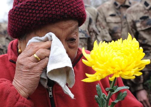 12月13日,大屠殺幸存者仇秀英老人在“侵華日軍南京大屠殺中山碼頭遇難同胞紀念碑”前的悼念儀式上。新華社記者 孫參 攝