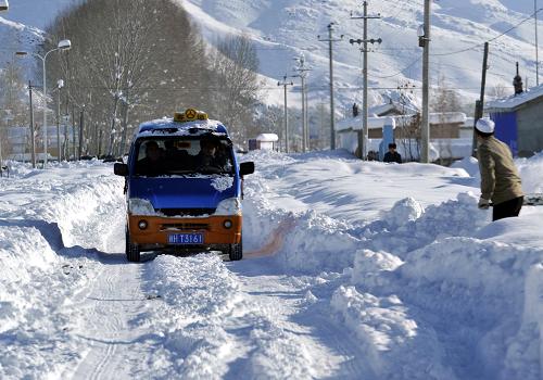 1月9日,出租汽車開(kāi)進(jìn)大雪后的新疆阿勒泰地區(qū)青河縣阿熱勒鄉(xiāng)。自1月6日開(kāi)始,新疆北部遭受了有氣象記錄以來(lái)罕見(jiàn)的大雪,大雪造成阿勒泰地區(qū)通往烏魯木齊和部分縣市的公路阻斷,阿勒泰地區(qū)富蘊(yùn)、青河等縣通往各鄉(xiāng)鎮(zhèn)的道路也全部癱瘓,當(dāng)?shù)鼐o急調(diào)動(dòng)各種鏟雪機(jī)械晝夜清雪疏通道路。到1月9日中午,阿勒泰地區(qū)通往各地及6縣1市通往各鄉(xiāng)鎮(zhèn)的道路已經(jīng)全部打通,各地的部分鄉(xiāng)村道路正在加緊疏通之中。新華社記者 沈橋 攝