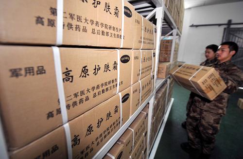 1月21日,新疆軍區(qū)某綜合倉庫的戰(zhàn)士們在搬運高原護膚霜。當日,新疆軍區(qū)某綜合倉庫啟動應(yīng)急預(yù)案,從儲備藥物中調(diào)撥約22萬余元的高原護膚霜、凍瘡膏等抗寒藥品。據(jù)了解,這些藥品將通過公路、航空等方式,以最快的速度運往新疆雪災(zāi)地區(qū),除保障部隊自用外,大部分藥品將免費發(fā)放給受災(zāi)地區(qū)的農(nóng)牧民。新華社記者 趙戈 攝