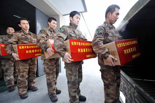 1月21日,新疆軍區(qū)某綜合倉庫的戰(zhàn)士在裝運抗寒藥品。新華社記者 趙戈 攝