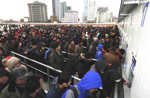 1月21日,旅客在天津站春運(yùn)臨時(shí)車(chē)票預(yù)售處排隊(duì)購(gòu)票。當(dāng)日,設(shè)有20個(gè)售票窗口的天津火車(chē)站春運(yùn)臨時(shí)車(chē)票預(yù)售處正式投入使用,以緩解春運(yùn)購(gòu)票難題。預(yù)售處發(fā)售5日內(nèi)天津站始發(fā)和通過(guò)的各趟車(chē)次車(chē)票,設(shè)有5個(gè)學(xué)生專(zhuān)用窗口。新華社發(fā)(楊寶森 攝)