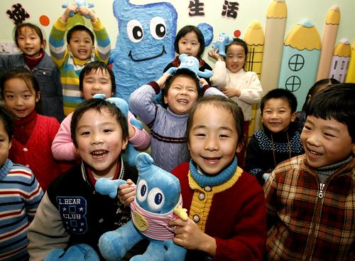 上海市延長路幼兒園的小朋友們滿懷喜悅地迎接上海世博會倒計時100天(1月20日攝)。新華社記者 陳飛 攝