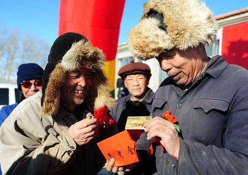 1月22日,王文林在領(lǐng)到養(yǎng)老金后迫不及待地拆開信封。當日,內(nèi)蒙古武川縣在可可以力更鎮(zhèn)巨字號村為年滿60歲的老人發(fā)放養(yǎng)老保險金。內(nèi)蒙古武川縣、固陽縣、杭錦旗等10個國家新型農(nóng)村牧區(qū)社會養(yǎng)老保險試點旗縣和阿拉善左旗、鄂倫春自治旗、鄂溫克族自治旗等三個自治區(qū)試點旗縣所有年滿60歲的老人將在2010年春節(jié)前全部領(lǐng)到首批新農(nóng)保養(yǎng)老金。新華社記者 任軍川 攝
