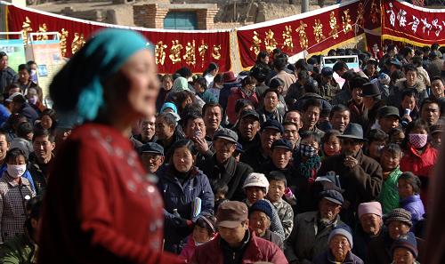 1月22日,青海省互助土族自治縣紅崖子鄉(xiāng)上寨村的村民們在“三下鄉(xiāng)”活動現場觀看演出。當日,青海省2010年文化、科技、衛(wèi)生“三下鄉(xiāng)”活動在青海省互助土族自治縣紅崖子鄉(xiāng)上寨村啟動。青海省教育廳、科技廳等13家單位為上寨村村民捐贈了價值7.5萬元的藥品、書籍、種子等物品。此外,戲劇團、醫(yī)療隊、科普宣傳隊的到來讓平日里寧靜的小山村充滿了節(jié)日的氣氛。新華社記者 張宏祥 攝