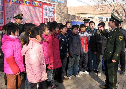 1月31日,邊防干警在濱州埕口鎮(zhèn)中學(xué)向?qū)W生們宣傳濕地保護(hù)法律、法規(guī)。新華社記者 朱崢 攝