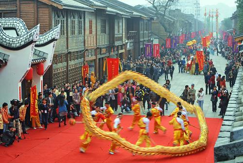 1月31日,海峽兩岸民間藝術(shù)團(tuán)體演員在表演。當(dāng)日,由中國文學(xué)藝術(shù)界聯(lián)合會(huì)、中國民間文藝家協(xié)會(huì)、福建省文學(xué)藝術(shù)界聯(lián)合會(huì)聯(lián)合主辦的“中華情——海峽兩岸民間藝術(shù)嘉年華”活動(dòng)在福州歷史名街三坊七巷開幕。本次活動(dòng)將延續(xù)到2月6日,內(nèi)容包括海峽兩岸民間表演團(tuán)體帶來的舞蹈、踩街民間文藝節(jié)目等。新華社記者 張國俊 攝