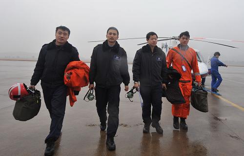 1月31日,東海第一救助飛行隊(duì)B-7309救助直升機(jī)機(jī)組人員完成表演后走下直升機(jī)。新華社發(fā)