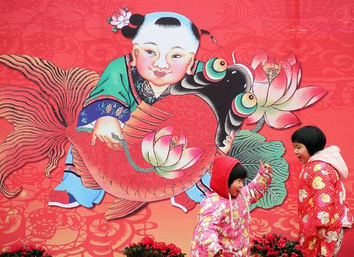 2月1日,兩名小朋友在年畫(huà)藝術(shù)節(jié)現(xiàn)場(chǎng)布置的大幅年畫(huà)前玩耍。當(dāng)日,“2010金陵·首屆中華年畫(huà)藝術(shù)節(jié)”在南京市中華門(mén)城堡廣場(chǎng)拉開(kāi)帷幕,來(lái)自蘇州桃花塢、河南朱仙鎮(zhèn)、山東濰坊、四川綿竹等地的精品年畫(huà)讓游客和市民大飽眼福。新華社發(fā)(董金林 攝)