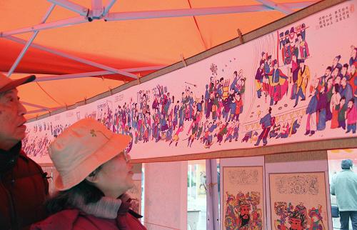 2月1日,市民在南京市中華門(mén)城堡廣場(chǎng)欣賞展出的木版年畫(huà)《農(nóng)家樂(lè)》。新華社發(fā)(董金林 攝)