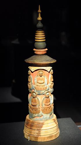2月5日在臺(tái)北故宮博物院“黃金旺族——內(nèi)蒙古博物院大遼文物展”上拍攝的“彩繪十方佛法舍利塔”。新華社發(fā)(吳景騰 攝)