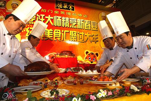 2月6日,幾位烹飪名師在前門全聚德店內(nèi)比賽廚藝。當(dāng)日是農(nóng)歷臘月二十三,俗稱“小年”。北京前門全聚德的10余位中國烹飪名師大廚齊上陣,為賓客精心烹制了“瑞虎送福”、“金虎賀歲”和“吉虎迎春”三款新春宴席,拉開“烹飪大師精烹新春宴”活動(dòng)的序幕。據(jù)介紹,春節(jié)期間,前門全聚德店將為各界賓客開設(shè)“百姓廚房”和“老字號(hào)民俗小廟會(huì)”,開展傳統(tǒng)文化新春互動(dòng)活動(dòng)。新華社記者 張旭 攝