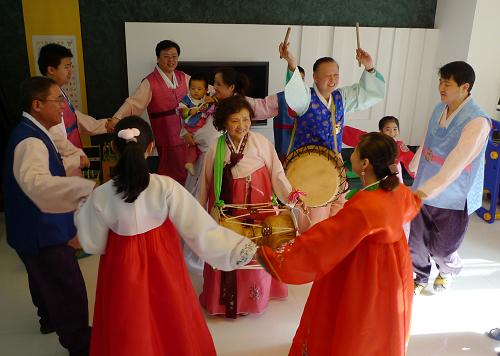 2月6日,吃過團(tuán)圓飯后,一家人一起唱歌跳舞。當(dāng)日是農(nóng)歷臘月二十三,吉林省長春市的69歲朝鮮族老人金成群一家老少歡聚一堂,穿上鮮艷的民族服裝,用傳統(tǒng)方式慶祝“小年”,喜迎春節(jié)。新華社記者 常亦殊 攝