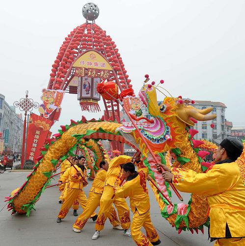 根據(jù)古老綿竹年畫(huà)《迎春圖》設(shè)計(jì)的民俗巡游表演隊(duì)伍(2月6日攝)。2月6日,2010第九屆中國(guó)·綿竹年畫(huà)節(jié)在四川綿竹市開(kāi)幕。本屆年畫(huà)節(jié)以“重建·感恩·奮進(jìn)”為主題,活動(dòng)將持續(xù)至2月28日(農(nóng)歷正月十五)。新華社記者 陳?ài)?攝