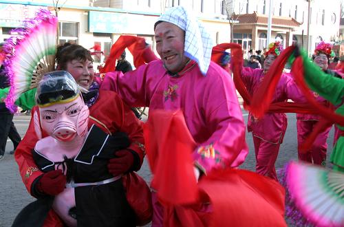 2月6日,農(nóng)民在草廟子大集上表演傳統(tǒng)秧歌“豬八戒背媳婦”。當日是農(nóng)歷臘月二十三,俗稱“小年”,一場迎新春農(nóng)民秧歌大比拼活動在山東威海草廟子大集上演。21支秧歌隊的700多名農(nóng)民在大集上熱鬧表演,歡快的氣氛感染了現(xiàn)場的上萬名觀眾。新華社發(fā)(于啟波 攝)