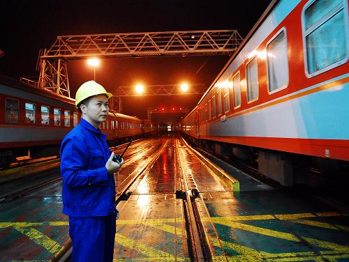 2月13日晚,“粵海鐵1號”輪渡的工作人員指揮K512次列車駛?cè)胼喍??;浐hF路責任有限公司春運期間實行24小時值班制度,除夕之夜,工作人員堅守崗位,確保春運安全暢通。新華社記者 王暉余 攝