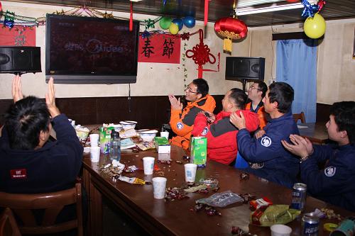 中國第26次南極考察隊隊員正在通過網(wǎng)絡(luò)收看春節(jié)聯(lián)歡晚會,盡管信號時斷時續(xù),但隊員們依然在電視機前耐心守候(2月13日攝)。新華社記者 崔靜 攝