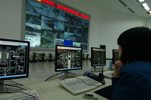 2月13日,一名技術(shù)員在延長石油集團煉化公司延安石油化工廠中央控制室仔細查看各車間煉化情況。2月13日是大年三十,延安煉油廠、延安石油工廠等延長石油集團煉化公司所屬企業(yè)的2400多名職工在煉化一線度過了除夕夜。新華社記者 陳昌奇 攝