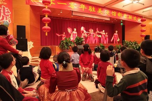 2月13日,在中國(guó)駐美國(guó)大使館,孩子們觀(guān)看聯(lián)歡會(huì)文藝演出。中國(guó)駐美國(guó)大使館當(dāng)日在華盛頓舉行新春聯(lián)歡會(huì),使館工作人員、中資機(jī)構(gòu)代表等數(shù)百人歡聚一堂,共慶新春佳節(jié)。新華社記者 王豐豐 攝