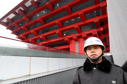 2月14日,農(nóng)歷正月初一,上海世博會中國館安保袁正杰冒雨在崗位上執(zhí)勤。即將于今年5月1日開幕的中國2010年上海世博會目前正處在建筑、裝飾、布展的最后沖刺階段。春節(jié)期間,無數(shù)世博會建設(shè)者依舊留守在世博園區(qū)內(nèi),為保證世博會如期舉辦加班加點地忙碌著。新華社記者 任瓏 攝