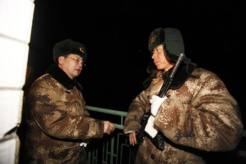 2月14日凌晨,新疆軍區(qū)政委王建民(左)來到哈密軍分區(qū)某邊防團三連哨樓看望執(zhí)勤的戰(zhàn)士。駐守在被譽為“沙海雄關(guān)”的哈密軍分區(qū)某邊防團三連,多年來官兵們以連為家,以邊防安寧為己任,忠于職守,常年堅守在中蒙邊境一線。連隊先后被蘭州軍區(qū)、新疆軍區(qū)、自治區(qū)評為基層建設(shè)先進單位、軍事訓練一級單位、邊防執(zhí)勤先進單位。新華社發(fā)(李翔 攝)